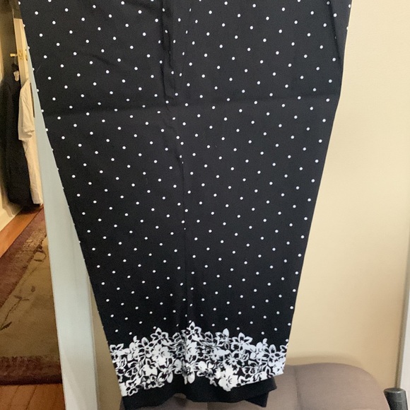 Avenue elastic waist Sz 28 Capri pants. Black wire dots. Floral border. So cute - Picture 6 of 7